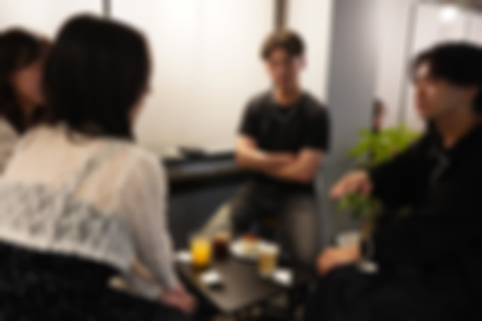テーブルを囲んで会話する参加者
