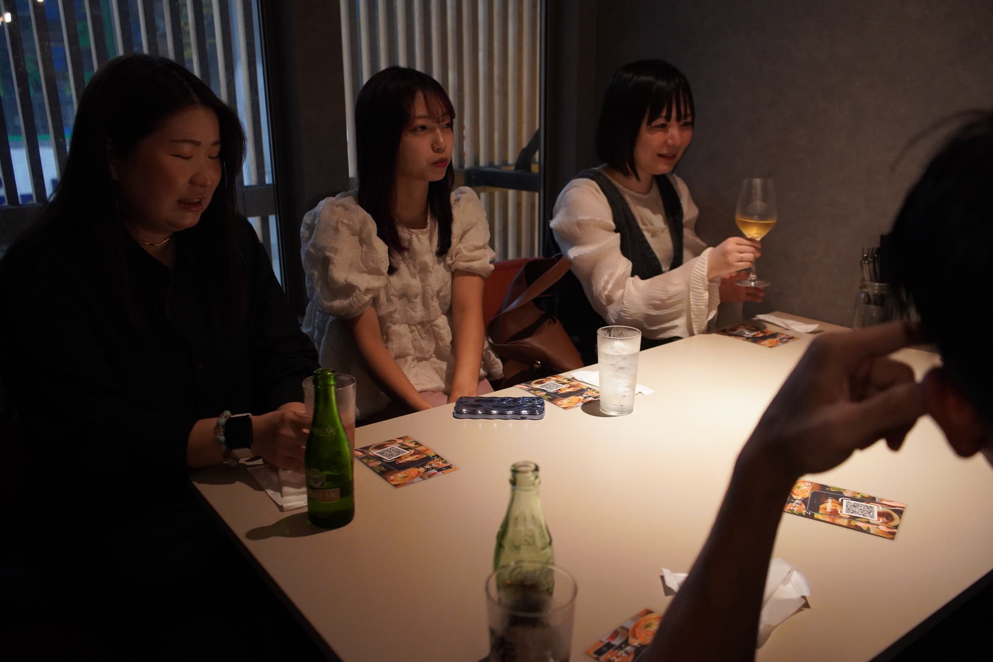 飲み物を囲んで、自然に会話を楽しむひととき