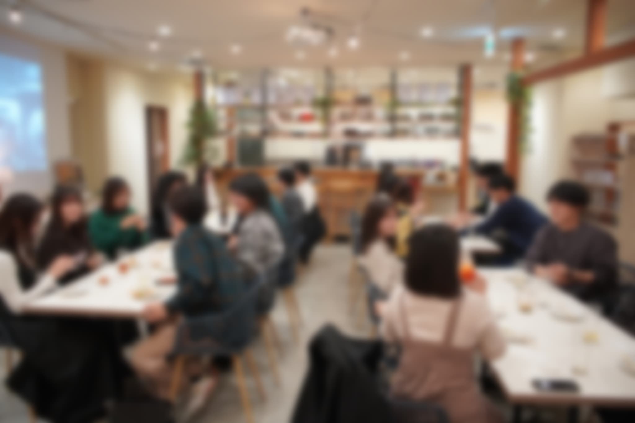 少人数で集まる、にぎやかな出会いの時間