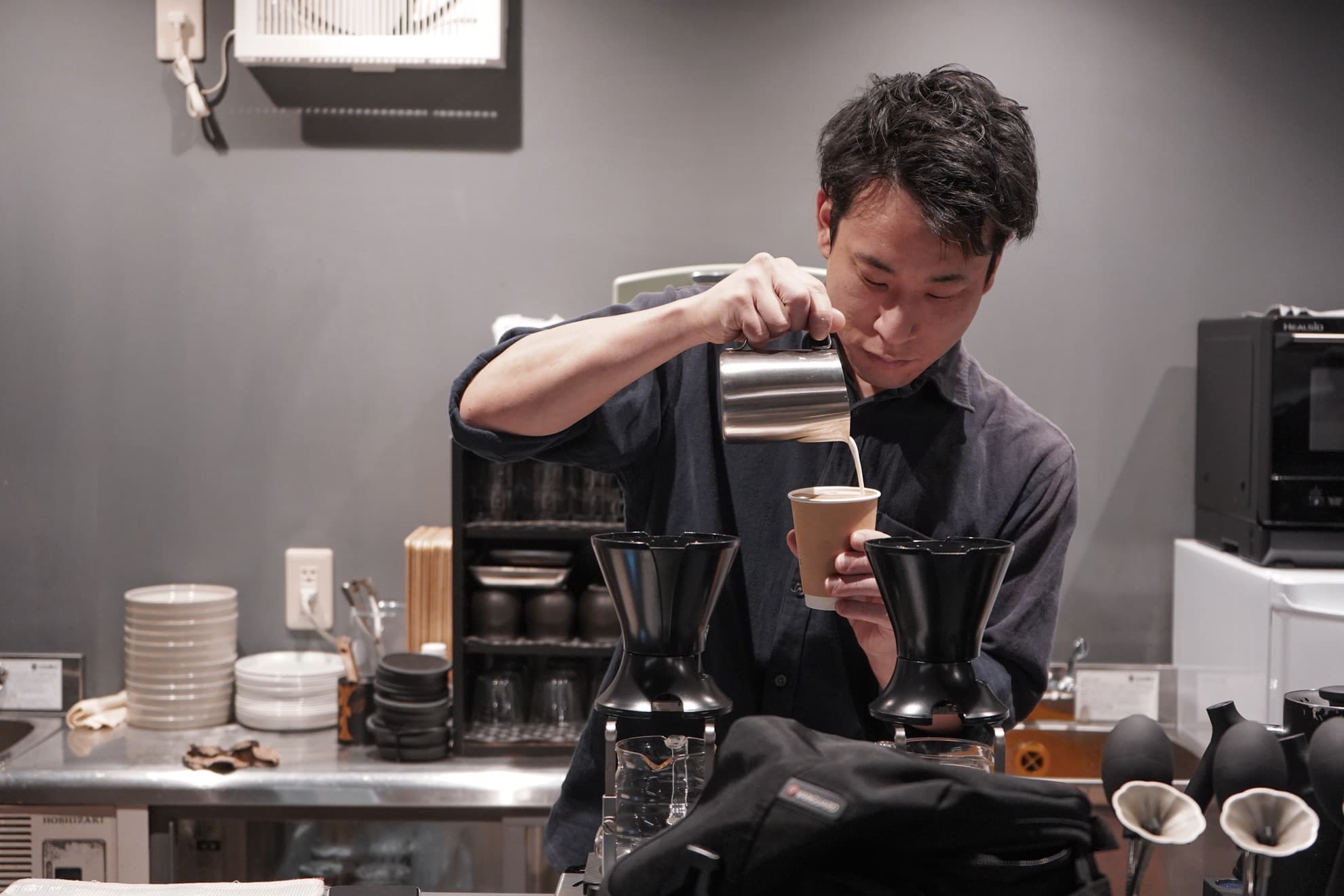 ナイトカフェでコーヒーを淹れる様子