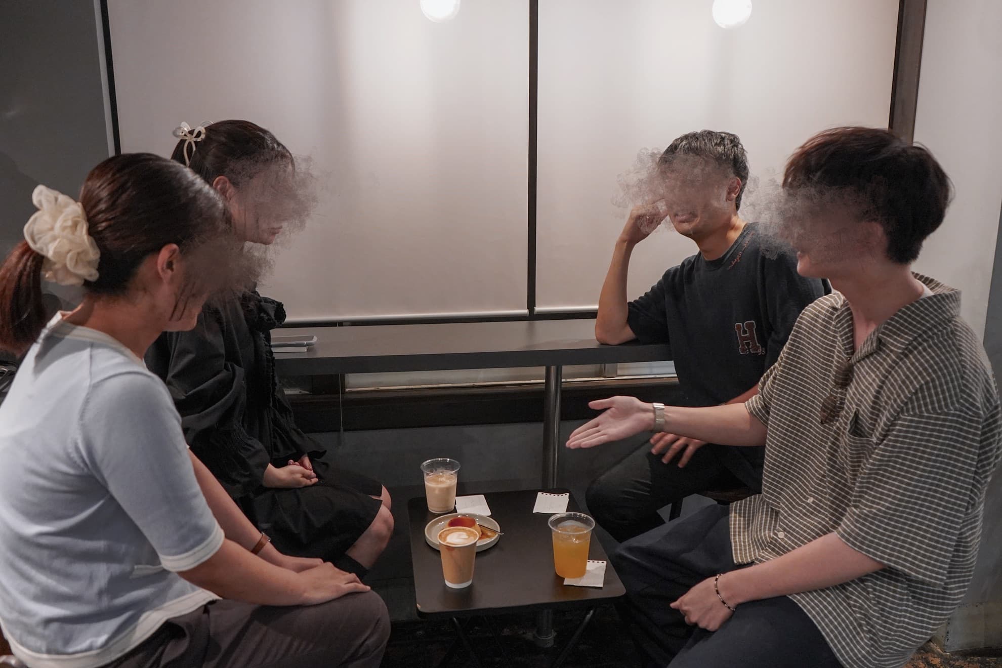 ナイトカフェで会話を楽しむ参加者